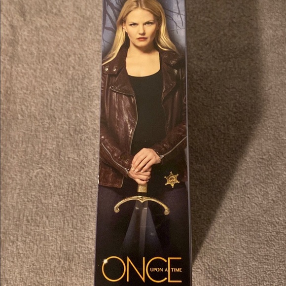 Once Upon A Time Emma Swan Figurine - Picture 4 of 6